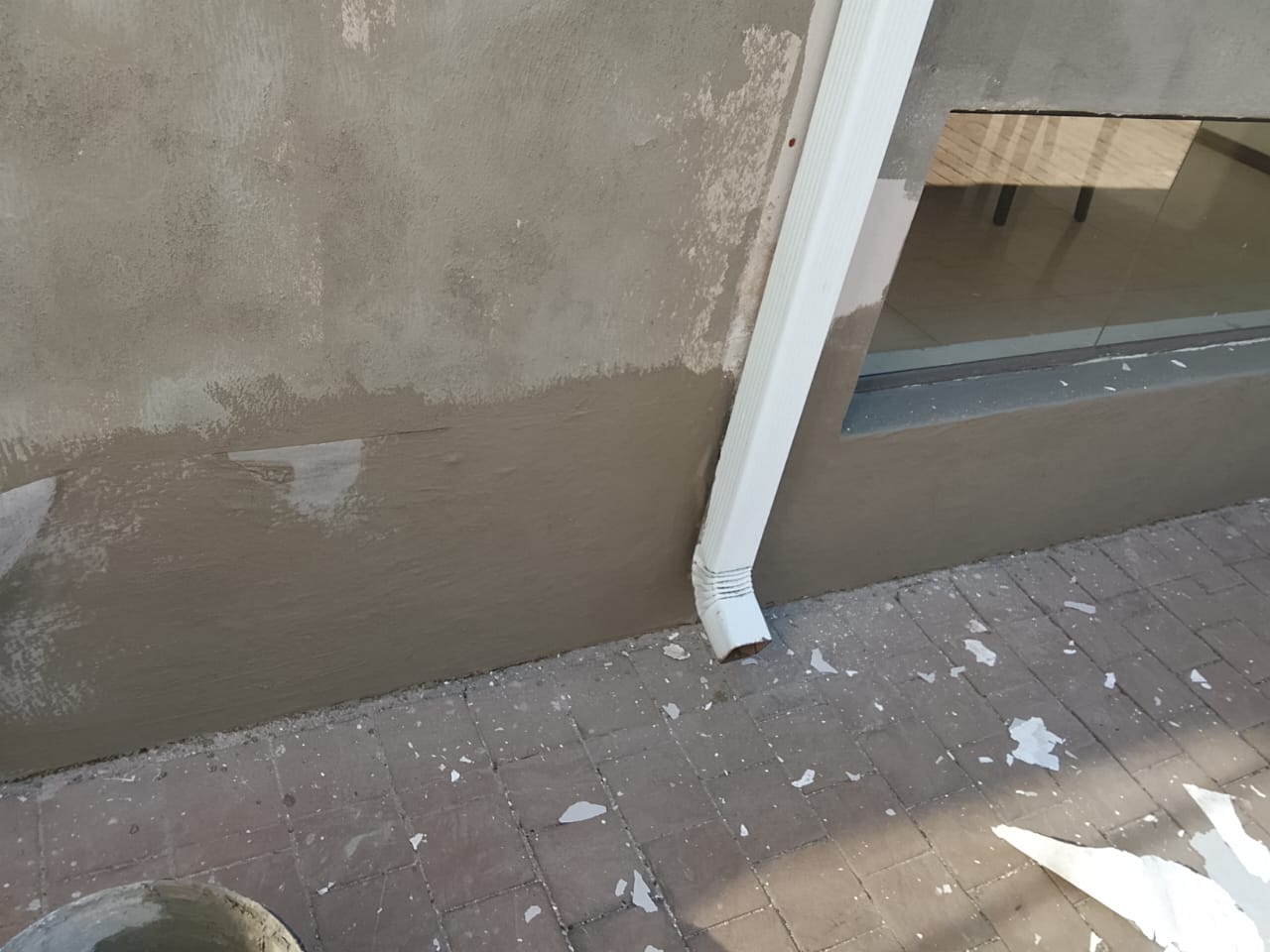 wall with new plastering after crack repairs